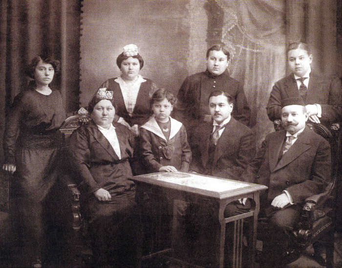 Семья Зайнетдина Агафурова. Слева направо стоят: Мариам, Магира (дочери), Бурхан, Билял (сыновья); сидят: Асьма Садыковна(жена), Искандер, Нуритдин (сыновья), Зайнетдин