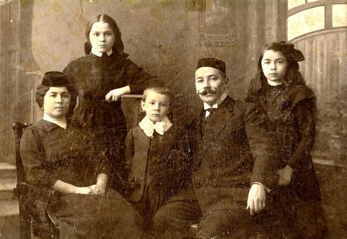 Семья Садретдина Камалетдиновича Агафурова. Слева направо: Марьям Султановна (жена), Фатима (дочь), Мурат (сын), Садретдин, Разия (дочь)