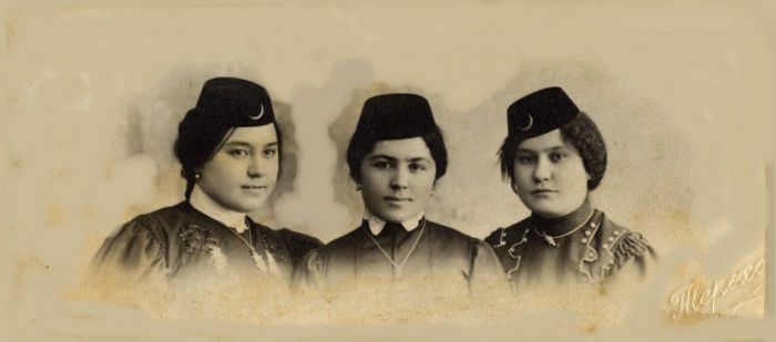 Слева направо: Суфия (дочь Камалетдина), Мариам (жена Садретдина), Марзия (дочь Камалетдина)
