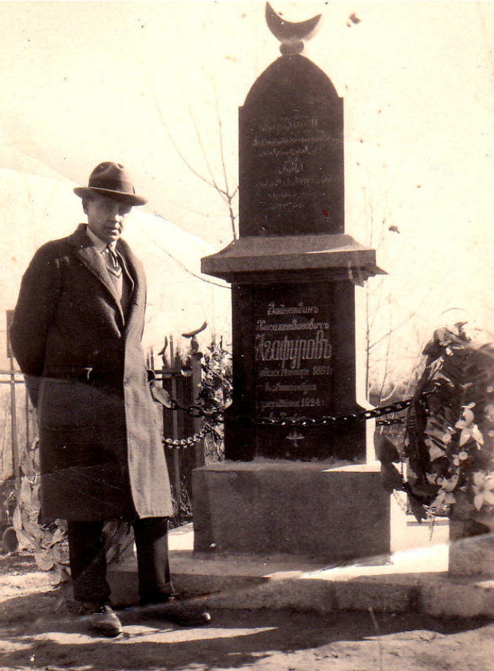 Сын Зайнетдина Агафурова Бурхан на могиле отца (Харбин, 1924 г.)